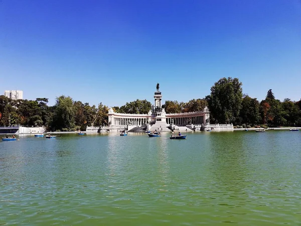 Wide angle shot of the El Retiro Park in Madrid under a clear blue sky — Stock Photo, Image