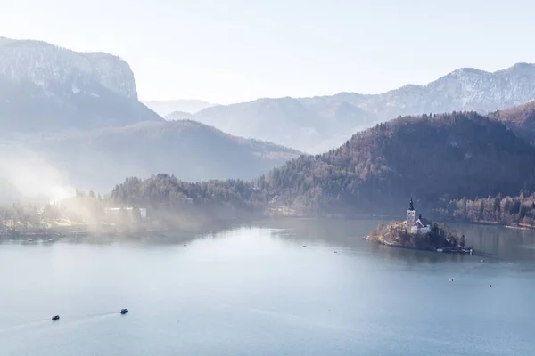 Gyönyörű felvétel egy kis szigetről a Bled tónál és Straza hegyről Bled-ben, Szlovéniában — Stock Fotó