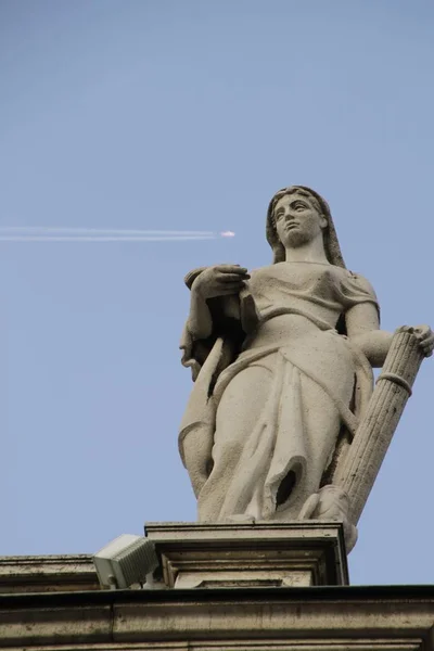 Pionowe ujęcie kobiecego kamiennego posągu — Zdjęcie stockowe