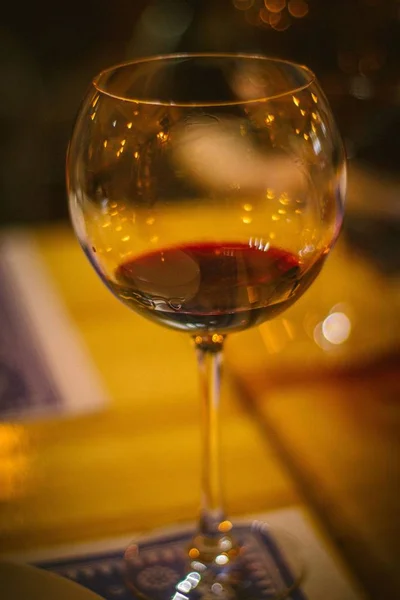 Eine Vertikale Aufnahme Eines Glases Rotwein Einem Raum — Stockfoto
