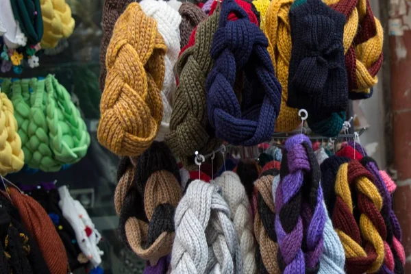 Знімок закриття багатьох барвистих шарфів, які продаються на ринку — стокове фото