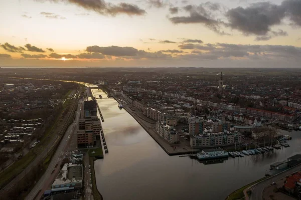 Pohled z ptačí perspektivy na budovy a řeku v Middelburgu, Nizozemsko — Stock fotografie