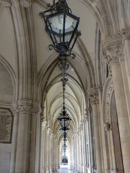 Vertikale Aufnahme einer großen Metalllampe, die von der Decke eines Palastes hängt — Stockfoto