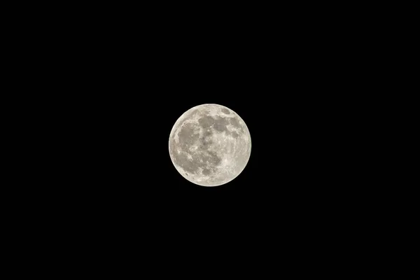 Paisagem tiro de uma lua cheia branca com um céu noturno no fundo — Fotografia de Stock