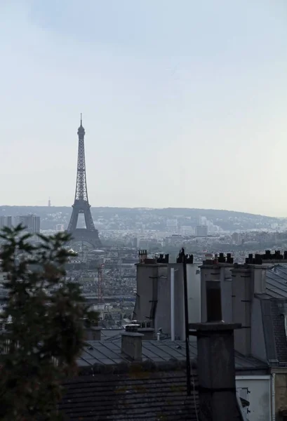 Plan vertical des bâtiments et de la tour Eiffel au loin à Paris — Photo