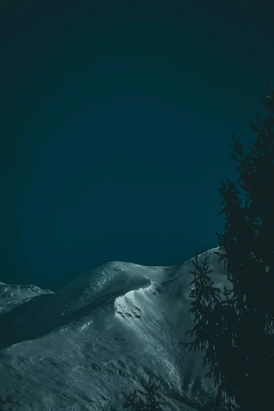 Colpo Verticale Una Cresta Montagna Coperta Neve — Foto Stock