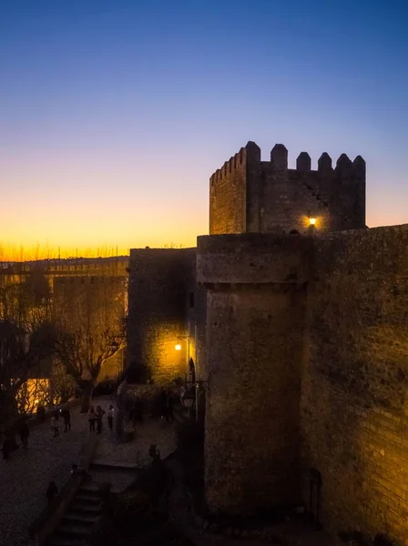 ポルトガルの照明されたオビドス城の垂直ショット — ストック写真