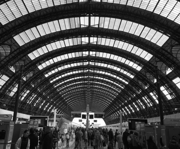 İtalya 'daki Milano merkez tren istasyonunda yoğun bir insanın gri ölçekli görüntüsü — Stok fotoğraf