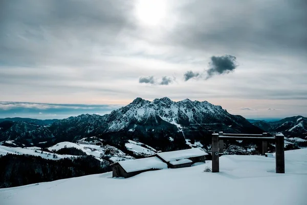 Панорамний Знімок Снігової Критої Кабіни Красивим Видом Снігові Гори — стокове фото