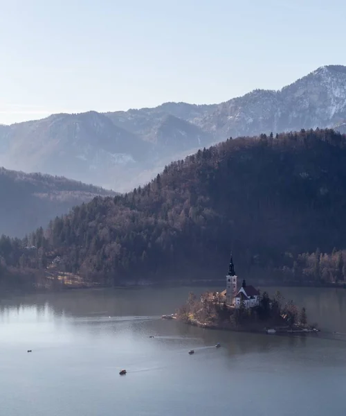 Top view shot of a hill Straza and a small island in the middle of a lake Bled in Bled, Slovenia — Stock Fotó