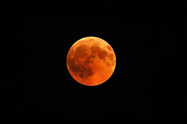 背景に黒い夜空の赤い月、皆既月食の美しいショット — ストック写真