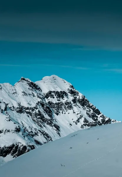 Вертикальный Крупный План Сбил Вершину Покрытых Льдом Гор — стоковое фото