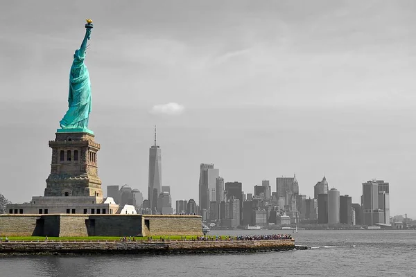 Paisaje plano de una estatua de la isla de la libertad en los nuevos Estados Unidos con una ciudad de color gris en el fondo —  Fotos de Stock