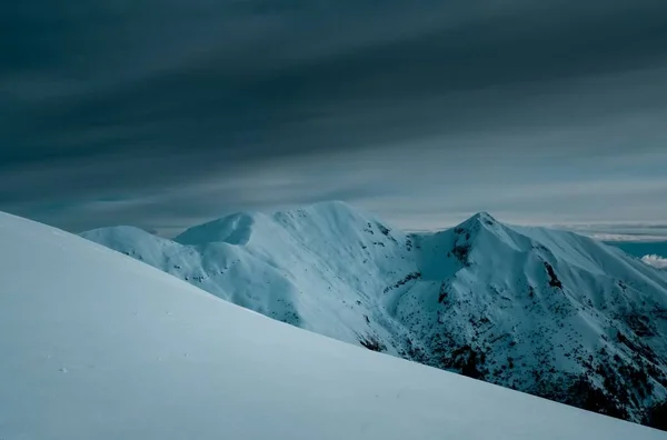 Plano Panorámico Cumbres Montañosas Cubiertas Nieve Bajo Cielos Nublados — Foto de Stock
