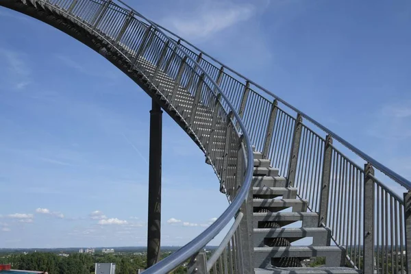 Colpo basso della famosa installazione artistica Tiger and Turtle a Duisburg, Germania — Foto Stock