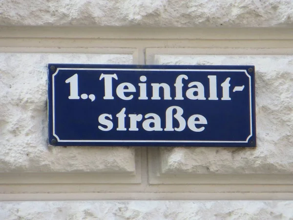 Detailní záběr modré a bílé značky "Teinfaltstraße" — Stock fotografie
