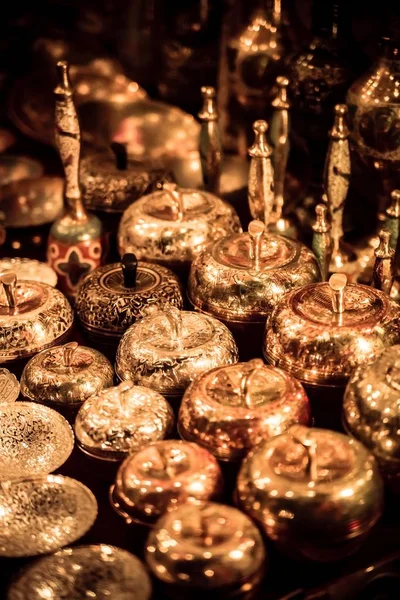 Красивий знімок золотих сувенірів на продаж — стокове фото
