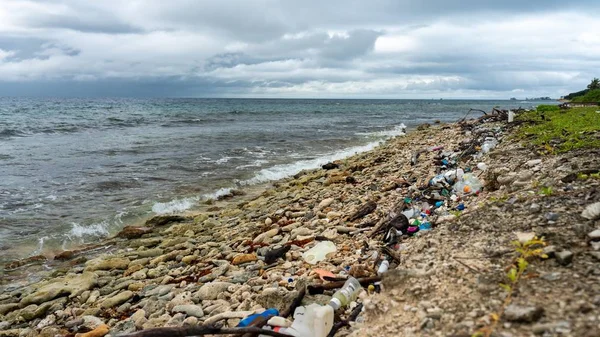 Egy Széles Felvétel Tengerpartról Tele Műanyag Üvegekkel Földön Sötét Égbolttal — Stock Fotó