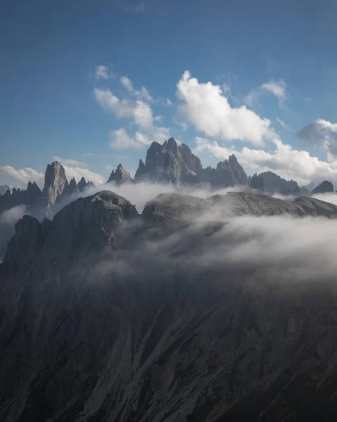 Красивый снимок природного парка Three Peaks, частично покрытого облаками в Тоблаке, Италия — стоковое фото