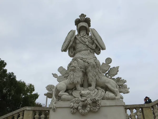 Estátua de uma pessoa e dois leões em Sch=nbrunner Schloss Park em Viena, Áustria — Fotografia de Stock