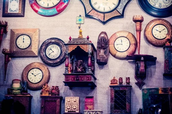 Prachtige opname van een muur vol klokken te koop — Stockfoto