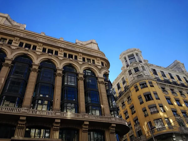 西班牙马德里一座摩天大楼在蓝天下的低角度拍摄 — 图库照片