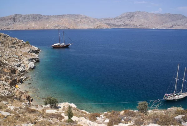 Schöne Aufnahme eines Bootes in Küstennähe in Symi Ano, Griechenland — Stockfoto