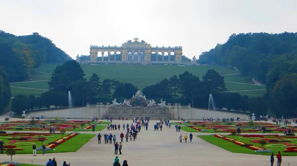 Foto grandangolare del giardino Schonbrunn a Vienna, Austria — Foto Stock