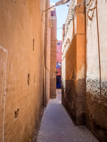 Vertikalt skott av en smal gata i den gamla staden Marrakech — Stockfoto