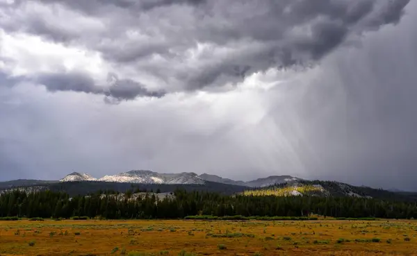 Nuages Sombres Beau Champ Avec Fond Montagnes Fraîches — Photo