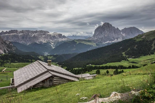 Krásný záběr na dřevěný dům v zeleném údolí Přírodní park Puez-Geisler v Mišći, Itálie — Stock fotografie