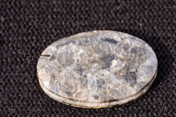 Überkopfschuss eines flachen Diamanten, der in eine schwarze Oberfläche gelegt wurde — Stockfoto