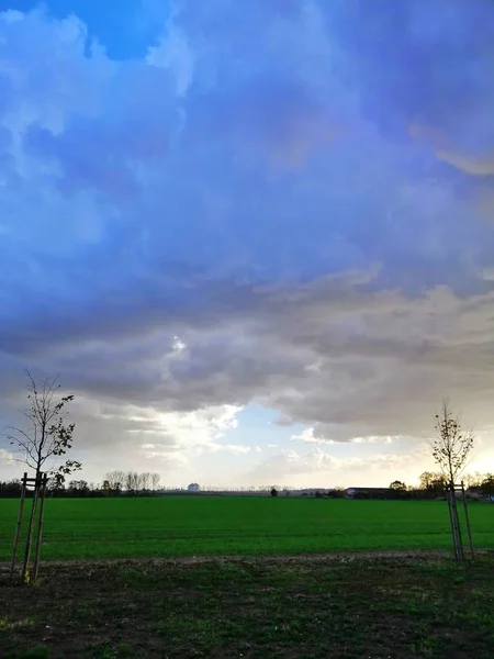 Ein Vertikales Bild Eines Feldes Unter Wolkenverhangenem Himmel Abend Stargard — Stockfoto