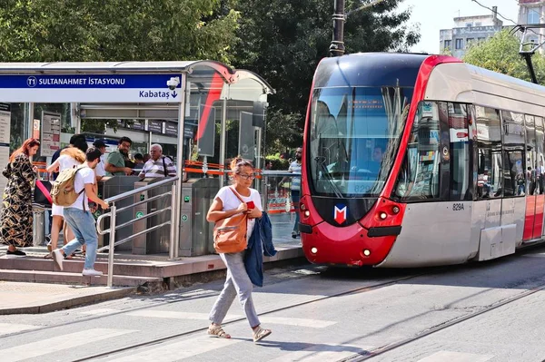 Istanbul Turquía Septiembre 2019 Personas Esperando Tren Estación Sultanahmet Estambul — Foto de Stock