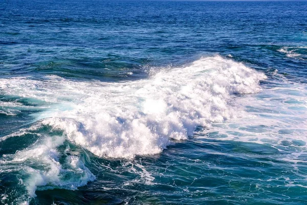 Bonito tiro de grandes ondas de mar no oceano durante o dia — Fotografia de Stock