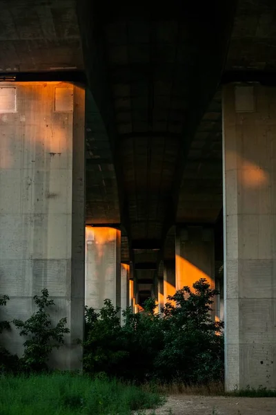 Schöne Aufnahme der architektonischen Gestaltung unter der Brücke — Stockfoto