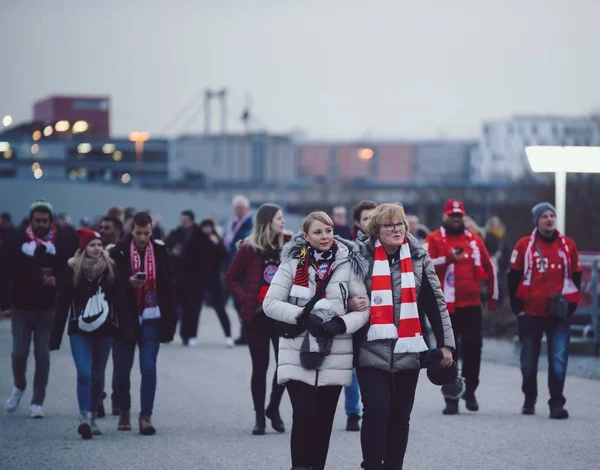 德国慕尼黑 2020年1月25日 德国慕尼黑街头行走的足球迷 — 图库照片
