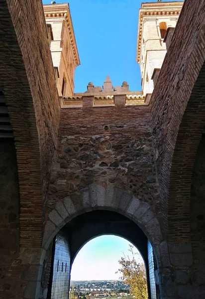 Μια Κάθετη Λήψη Μιας Αψίδας Κάτω Από Κτίρια Στο Τολέδο — Φωτογραφία Αρχείου