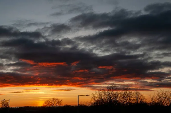 Dramatischer Sonnenuntergang über dem Südwesten Londons — Stockfoto