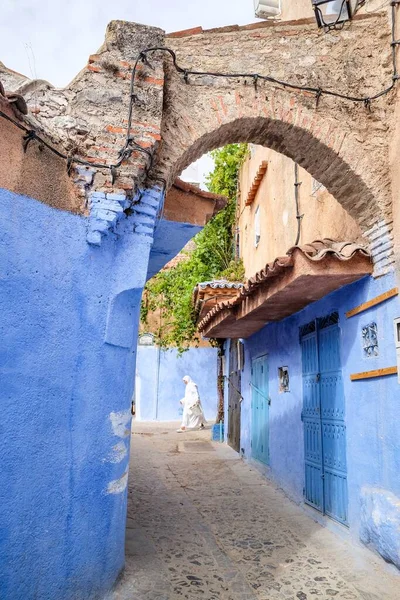 Een Prachtig Shot Van Een Boog Oude Straat Geverfd Blauw — Stockfoto