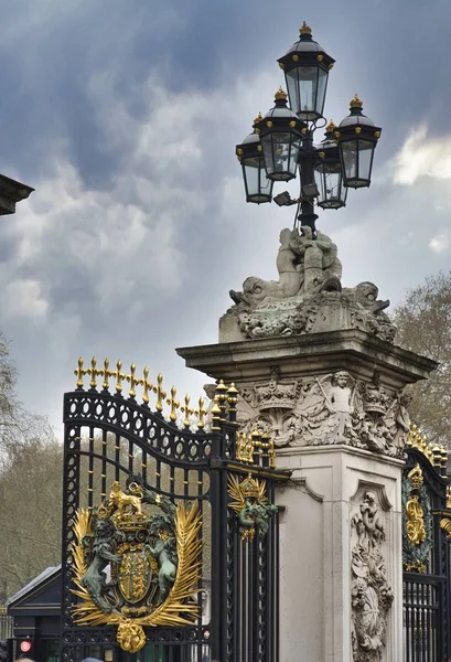 Londres Reino Unido Abr 2019 Enfoque Selectivo Vertical Puerta Dorada — Foto de Stock