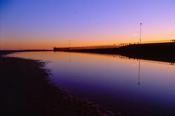 一张美丽的海滨海滩的照片 夕阳西下的风景映入眼帘 — 图库照片