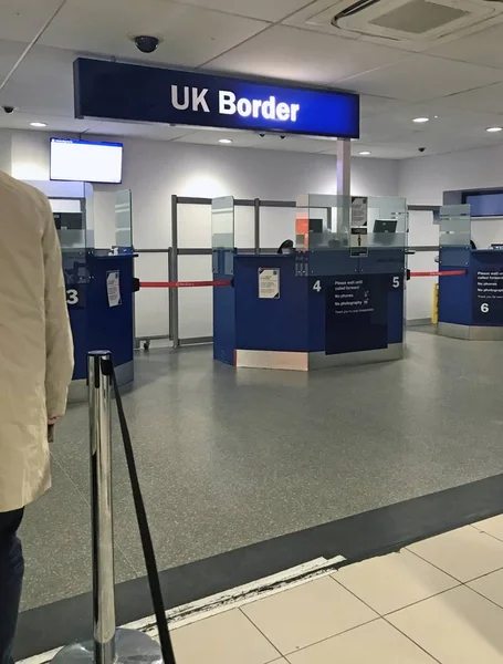 Vertical shot of a sign that reads UK border at the airport — Stock Photo, Image