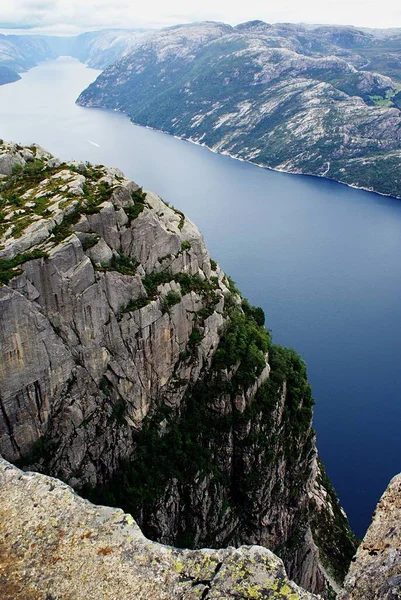 Eine Wunderschöne Landschaft Der Berühmten Preikestolen Klippen Der Nähe Eines — Stockfoto