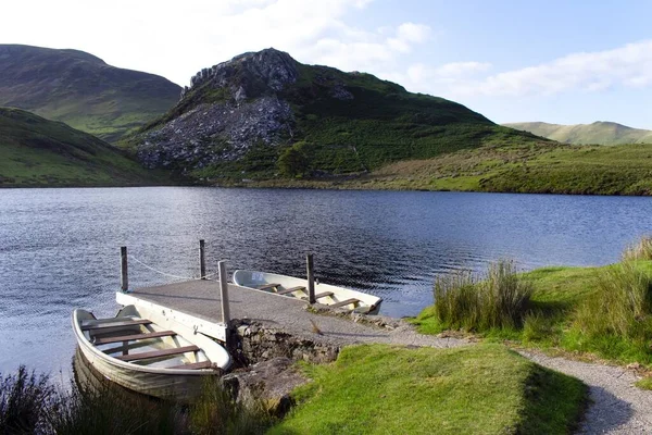 Egy Festői Kép Két Hajóról Egy Kikötőben Egy Víztározóban Snowdonia — Stock Fotó