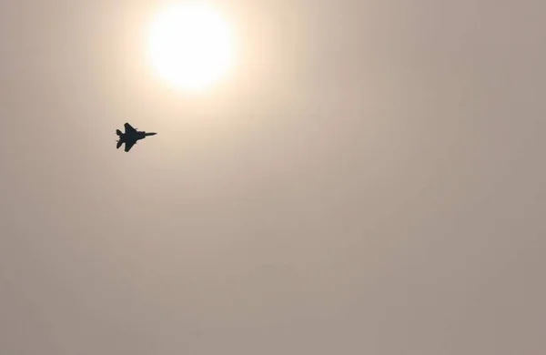 Låg vinkel skott av ett flygplan som flyger i den grumliga himlen — Stockfoto
