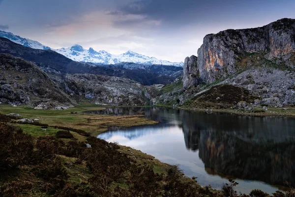 Sebuah Pemandangan Menakjubkan Dari Pegunungan Berbatu Tercermin Dalam Air — Stok Foto