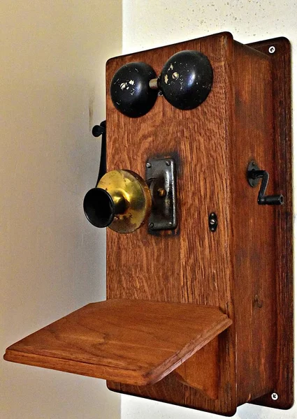 En gammel veggtelefon av tre . – stockfoto