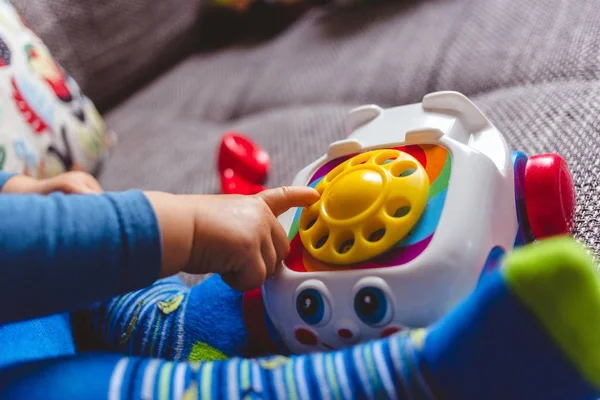 Bebê Bonito Meias Azuis Brincando Com Telefone Brinquedo Ônibus — Fotografia de Stock