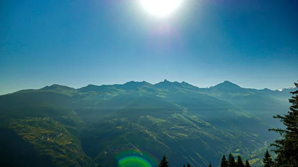 Una Hermosa Vista Las Cimas Las Montañas Valles Durante Verano —  Fotos de Stock